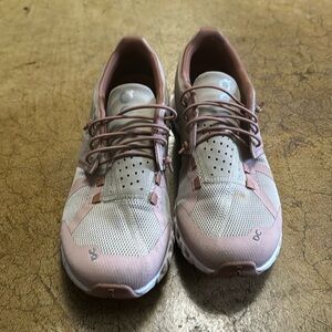On Cloud Tennis shoes Size 6 pink and tan
